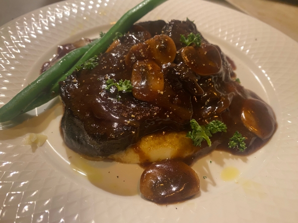 牛タンの赤ワイン煮込み