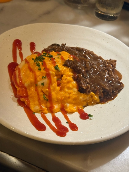 とろとろ半熟たまごのオムライス　ハッシュドビーフがけ